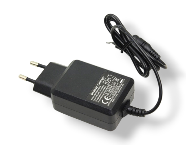 شارژر 8.4 ولت 1 آمپر دیواری مناسب برای باتری 2 سل و دستگاه‌های شارژی