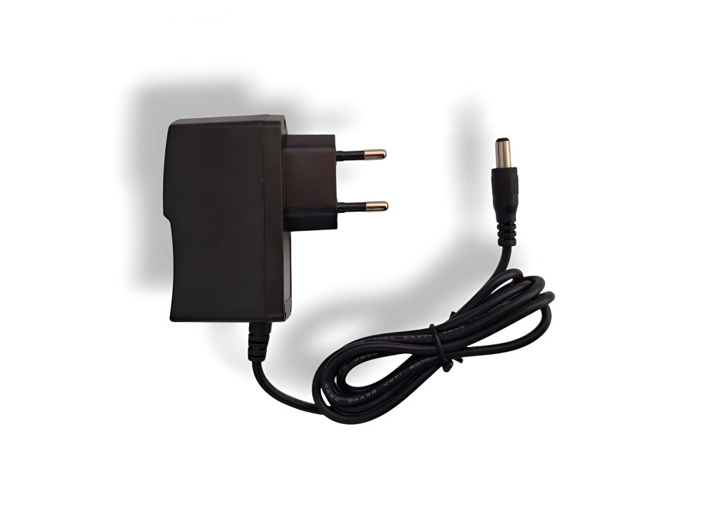 آداپتور سوئیچینگ 8 ولت 1 آمپر دیواری مناسب دستگاه‌های الکترونیکی سبک